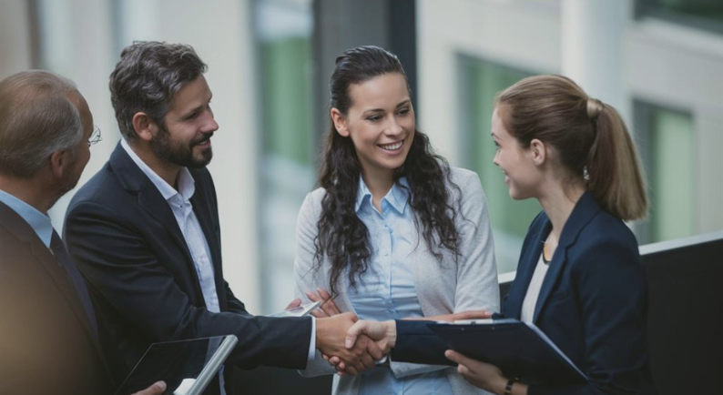 Ilustração de corretores de imóveis em reunião com aperto de mão em ambiente corporativo