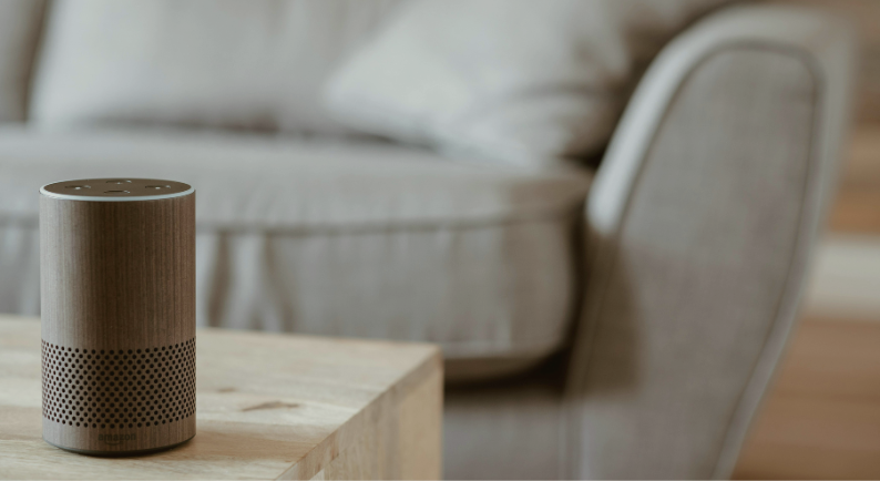 Assistente virtual inteligente sobre a mesa de centro em sala moderna, representando a automação residencial integrada às casas inteligentes.