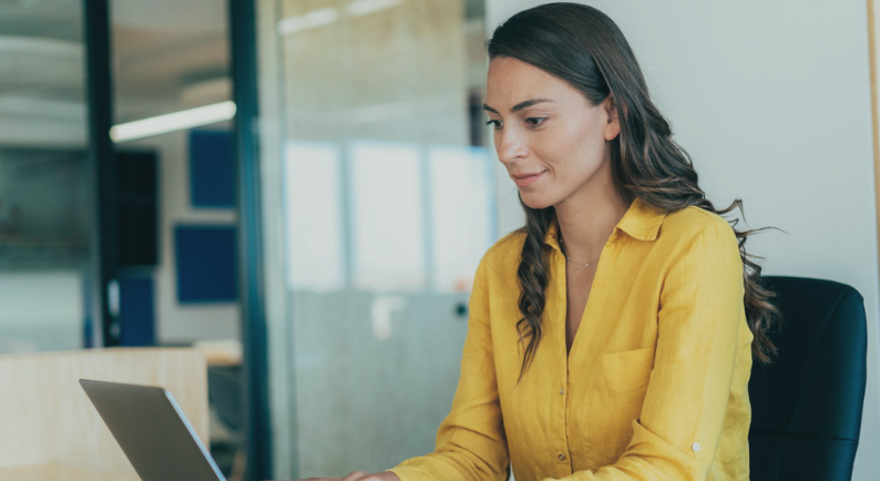 Mulher no computador simulando perfil de comprador no mercado imobiliário