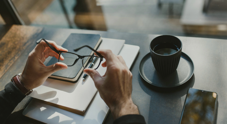 Pessoa refletindo de fim de ano, tomando café